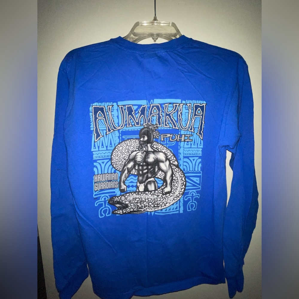 Men’s longsleeve graphic Aumakua shirt.